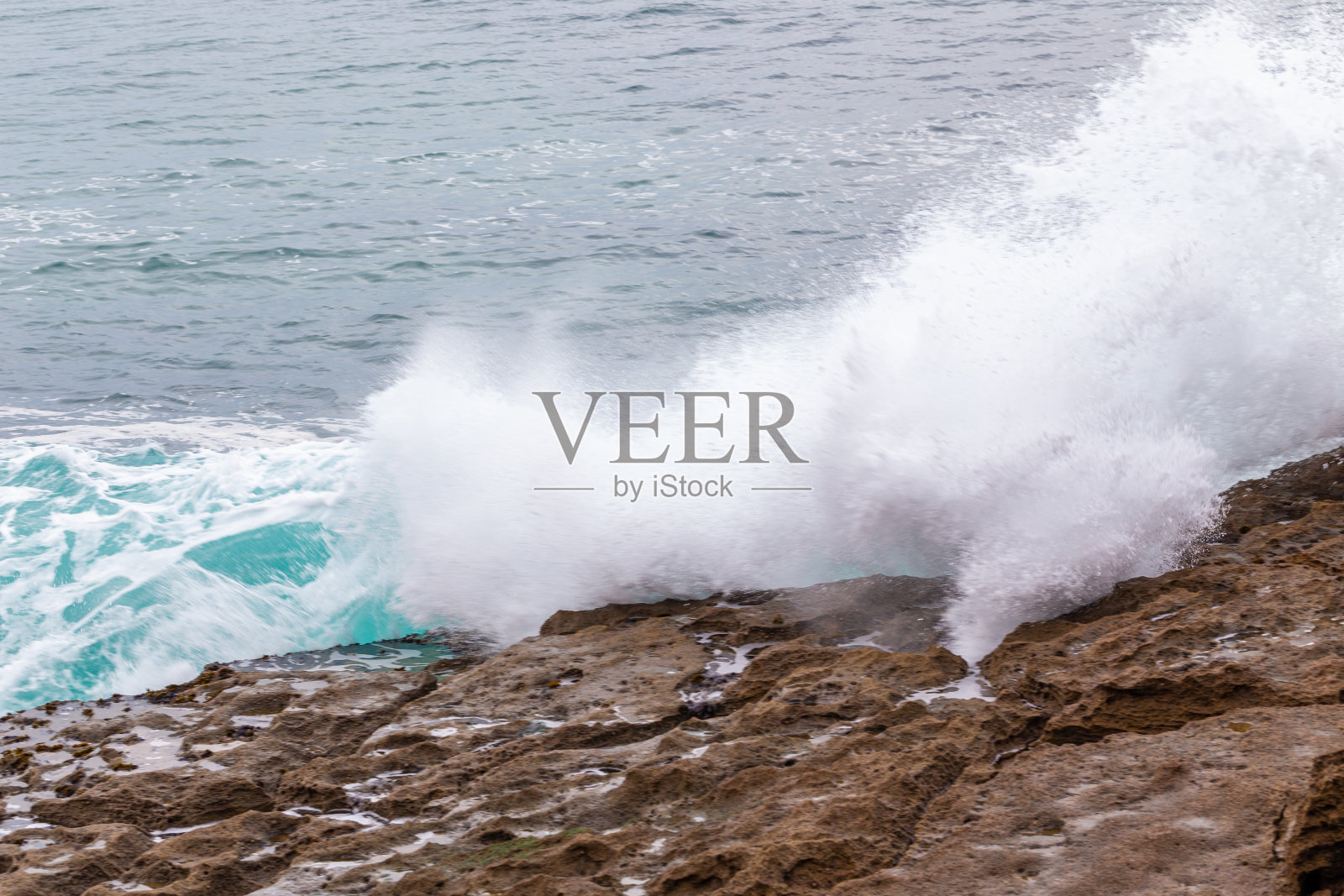 海岸，移动海浪与泡沫。风能。青绿色的水。照片摄影图片
