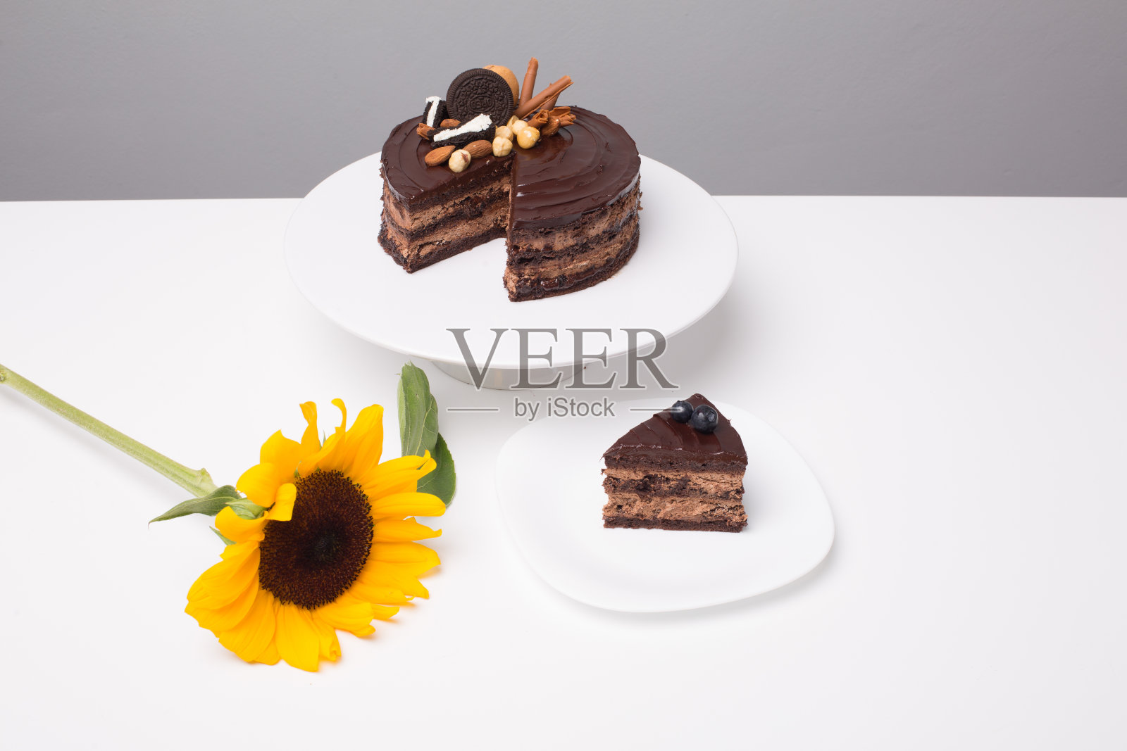 近距离的概念糖果，在一张白色的桌子上照片摄影图片