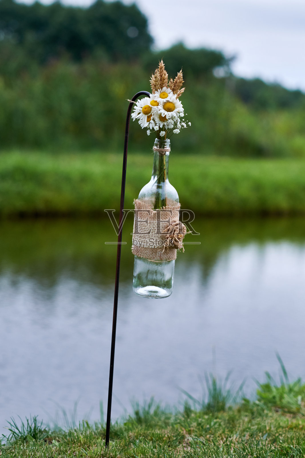 节日装饰的空酒瓶照片摄影图片