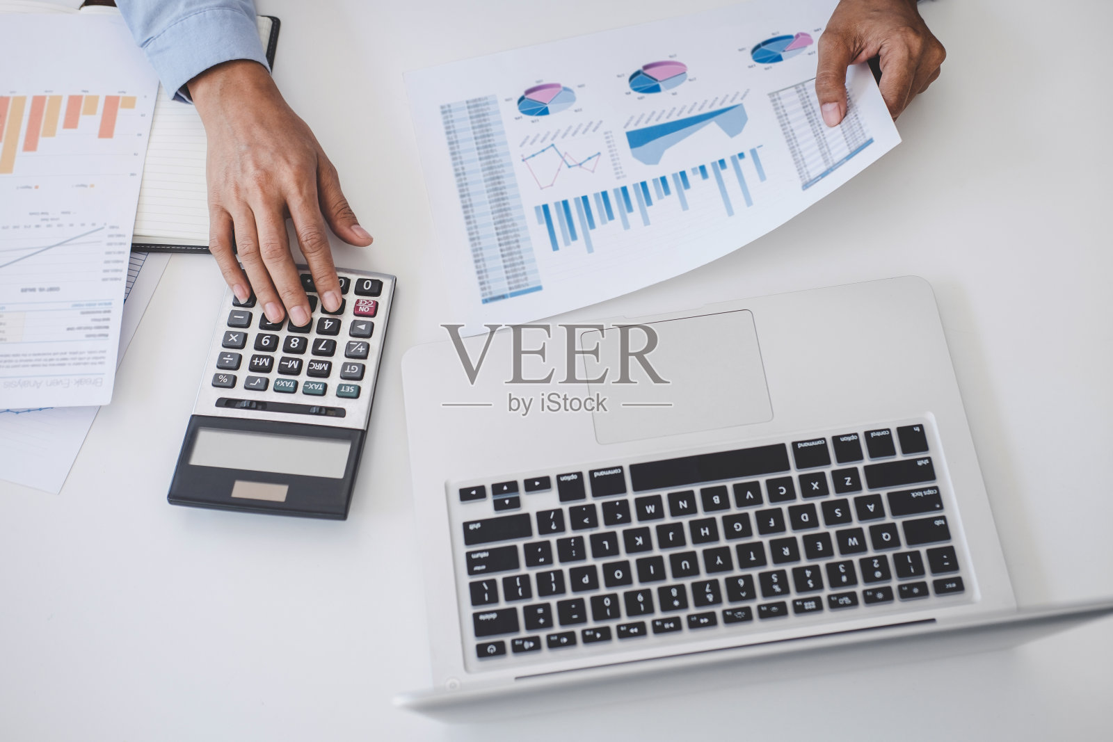 职场人士使用笔记本电脑分析财务报表数据照片摄影图片