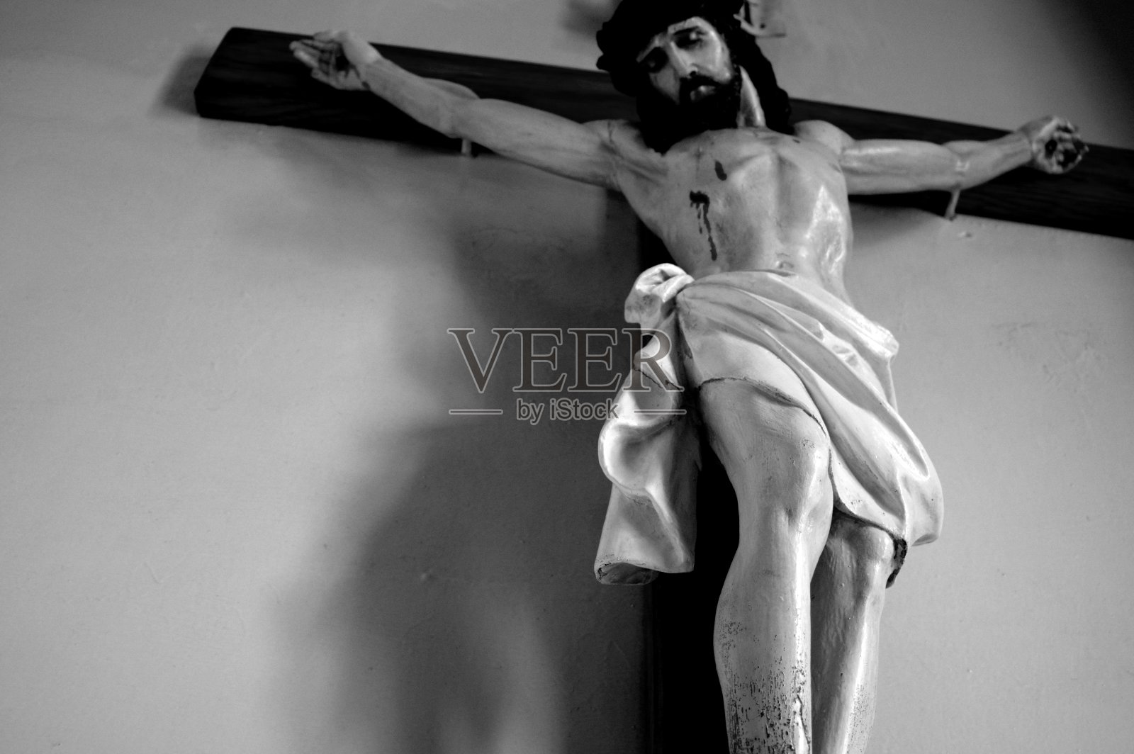 耶稣基督被钉在十字架上照片摄影图片