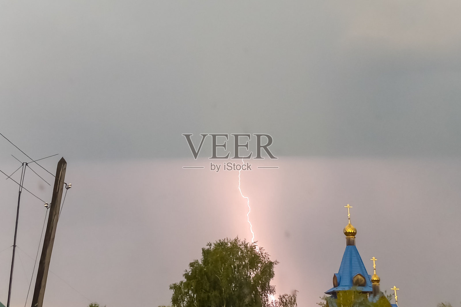 在雷雨中闪电在穹顶上方的天空和cr照片摄影图片