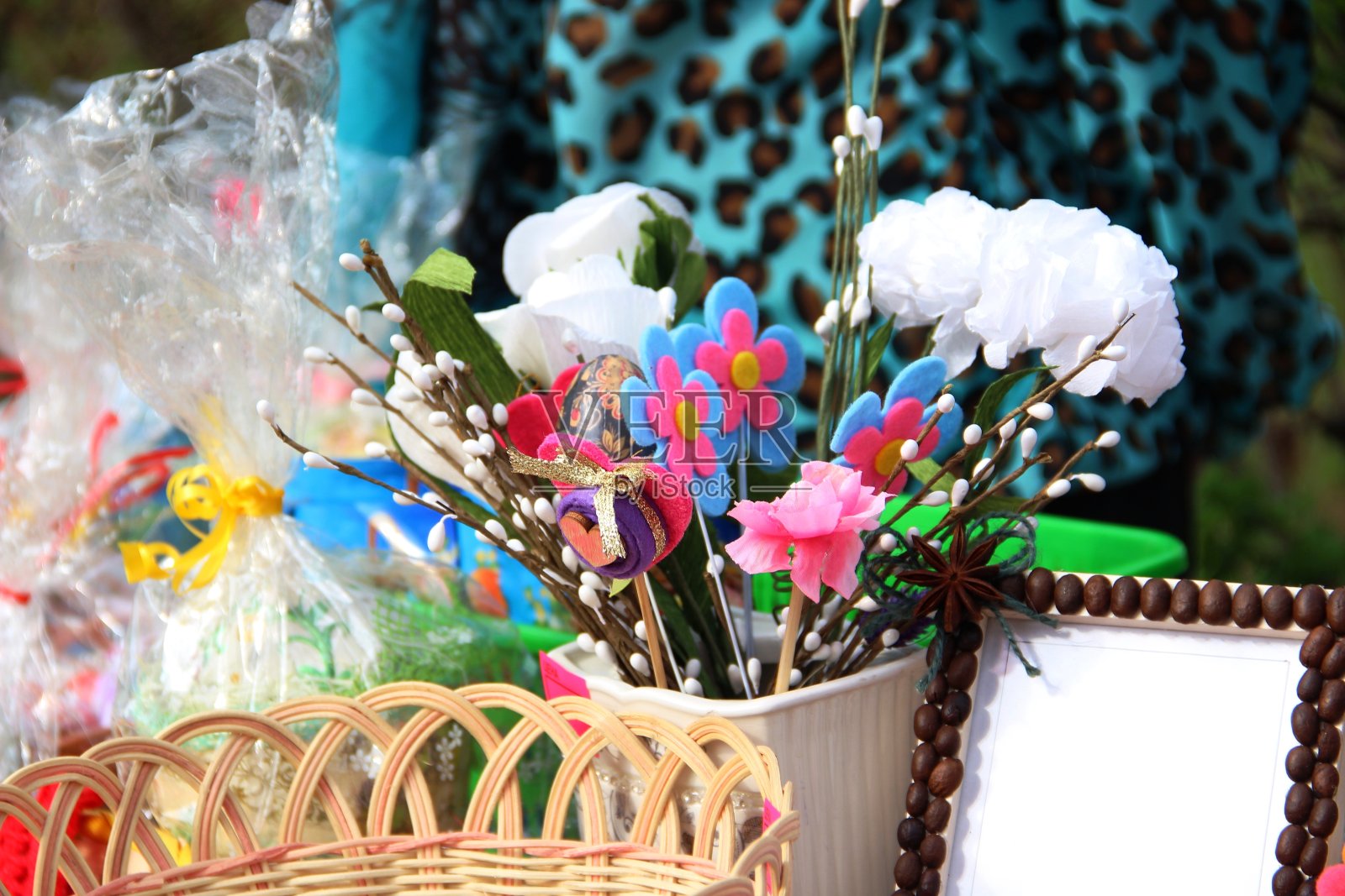 柳枝，在准备东正教复活节的背景上，柳条篮子的元素和部分与咖啡豆的框架照片摄影图片