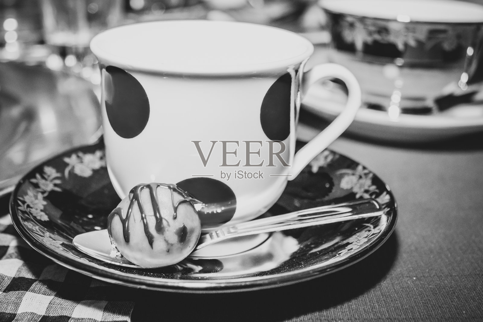 五彩缤纷的茶会，桌上摆放着别致的茶杯和茶碟，托盘上放着香甜可口的食物照片摄影图片