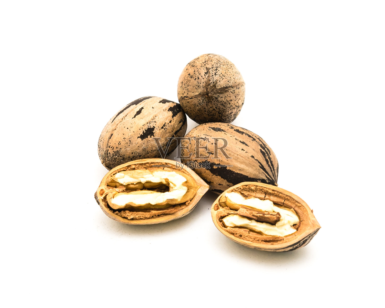 工作室拍摄了一堆去皮和带壳的生有机山核桃照片摄影图片
