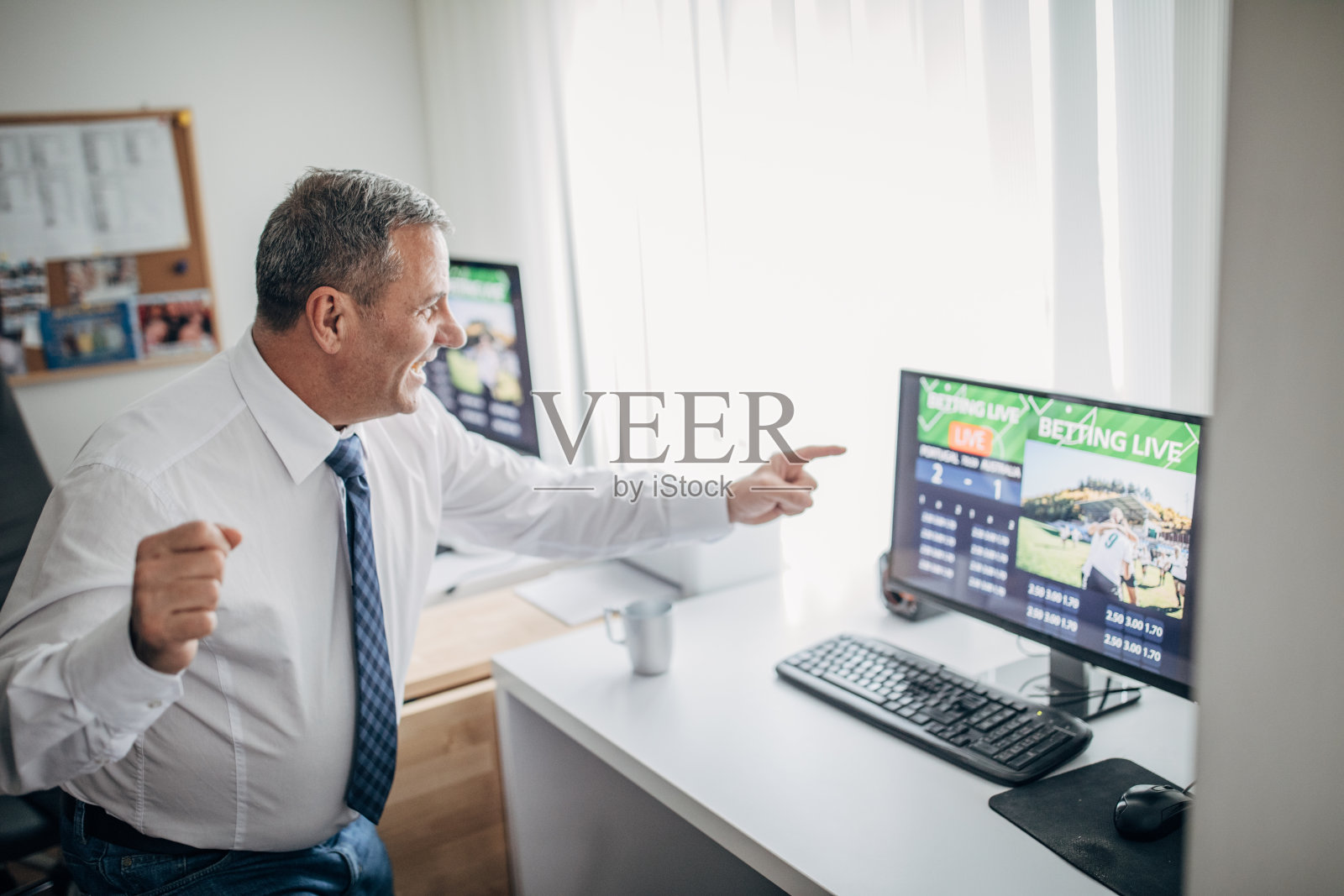 体育博彩休闲，商人在自己的办公室，现场博彩照片摄影图片