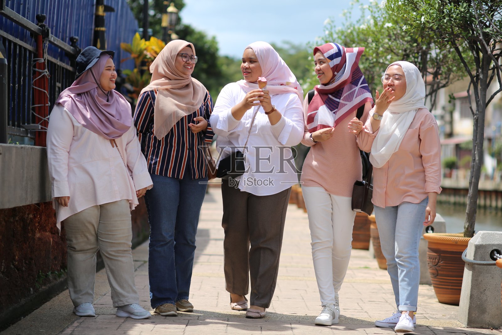 东南亚:现代穆斯林年轻女性照片摄影图片