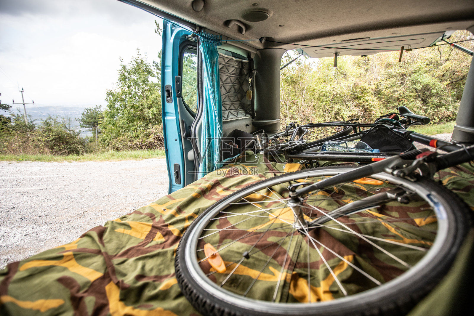 水平视图的自行车躺在汽车的后备箱与打开的门-股票照片照片摄影图片