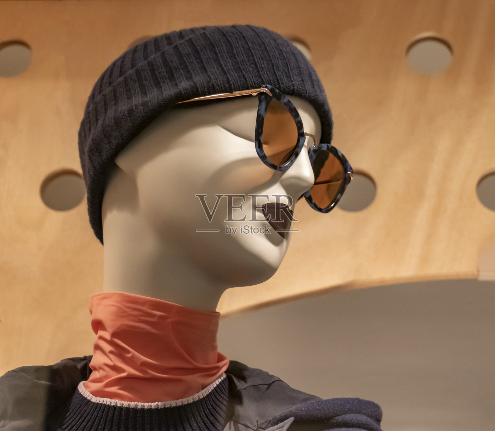 戴着贝雷帽和太阳镜的时尚模特在意大利威尼斯的屏幕上照片摄影图片