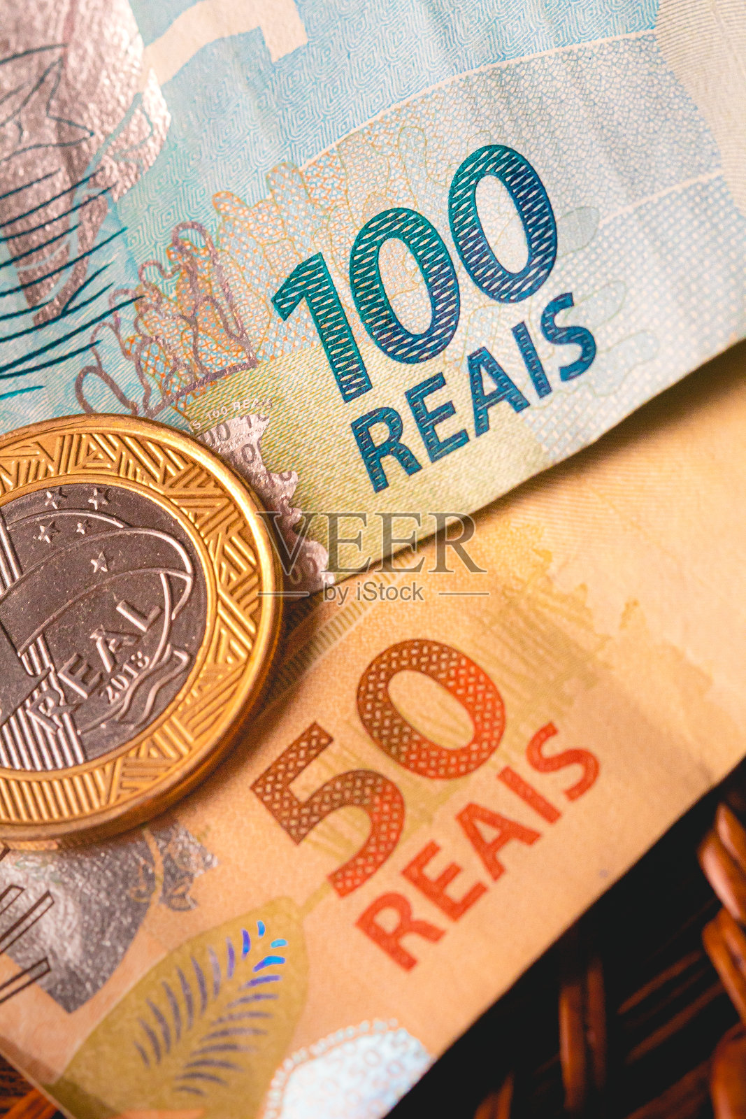 真正的货币,巴西。钱，巴西，硬币。巴西纸币和一枚真硬币。照片摄影图片