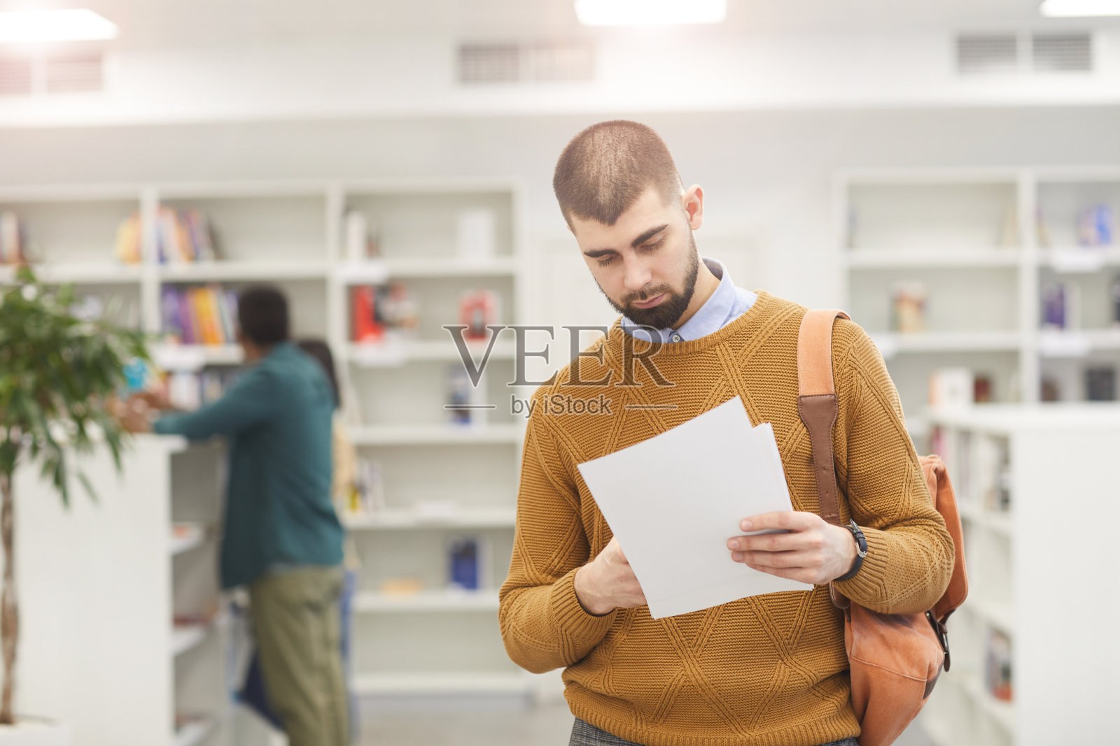 大学图书馆成人学生照片摄影图片