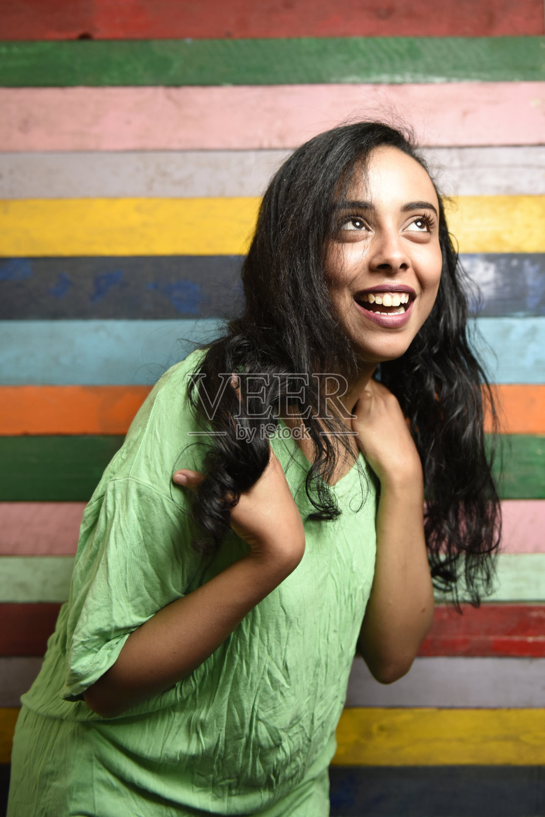 身穿绿色T恤的非洲女孩跳舞，面部表情充满灵感照片摄影图片