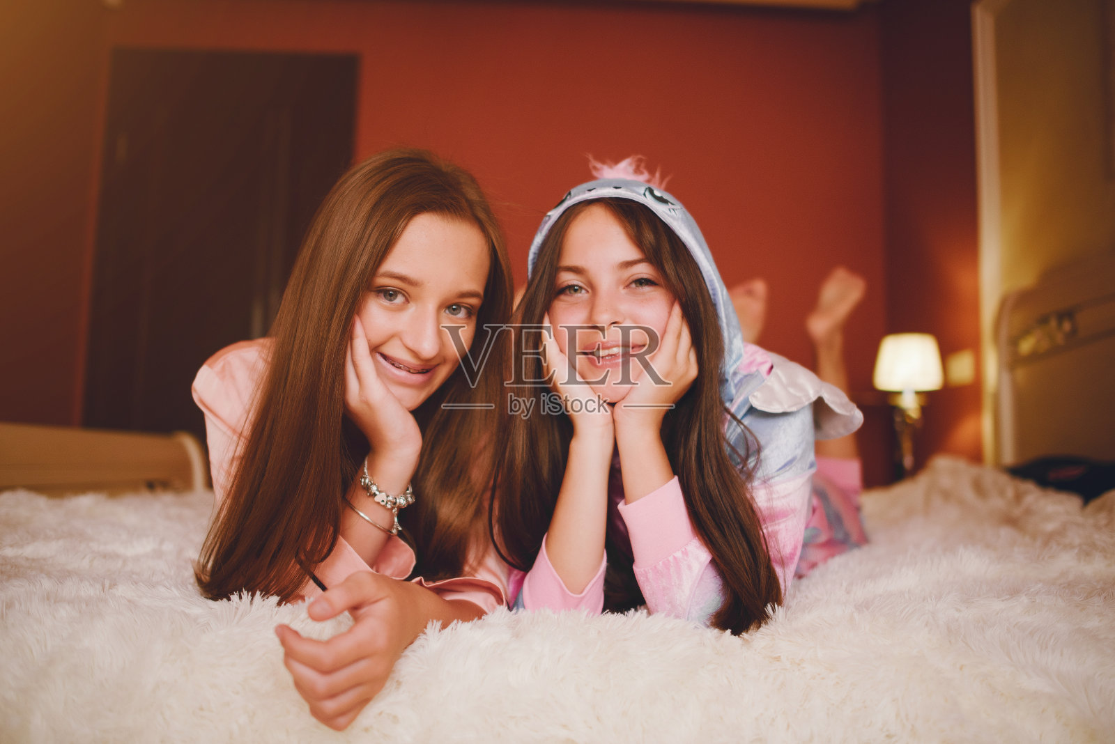 两个穿着可爱睡衣的小女孩照片摄影图片