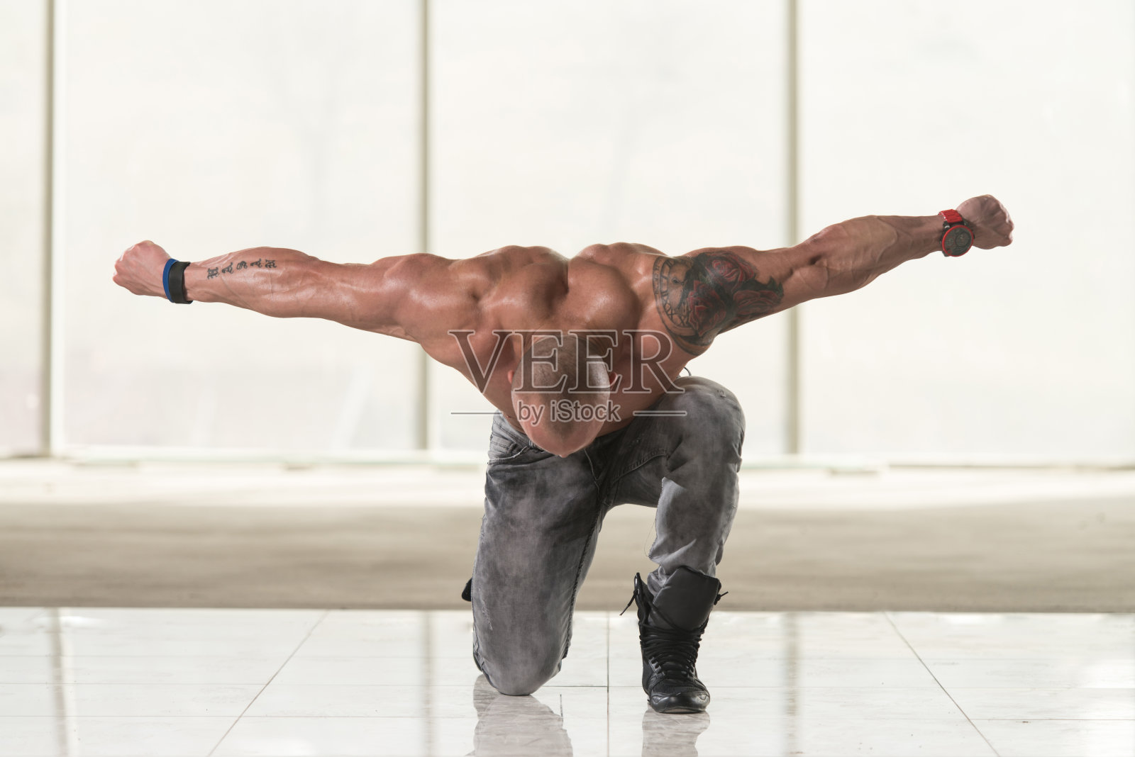 站在健身房里健身的人照片摄影图片