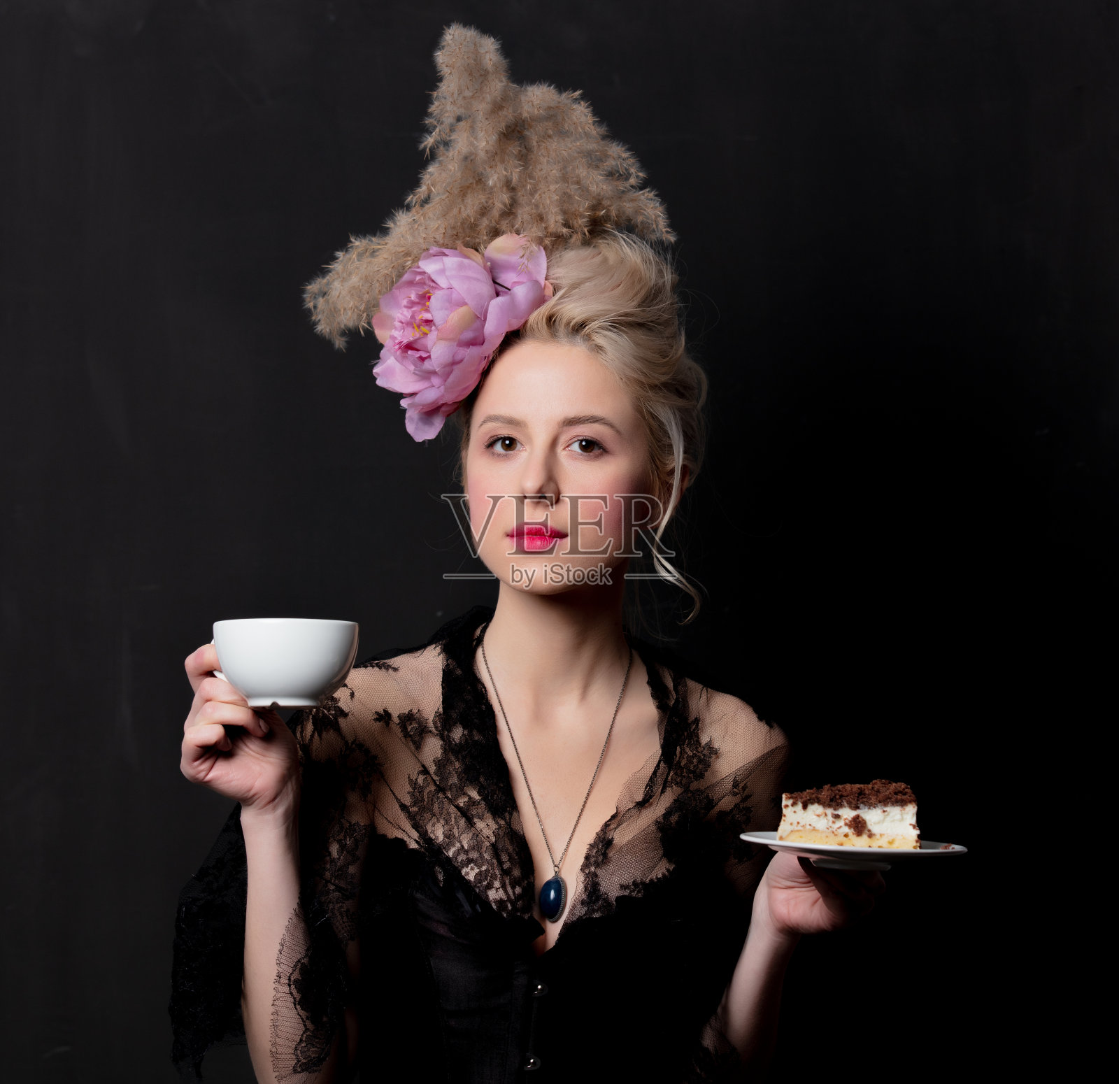拿着蛋糕和杯子的漂亮金发女伯爵照片摄影图片
