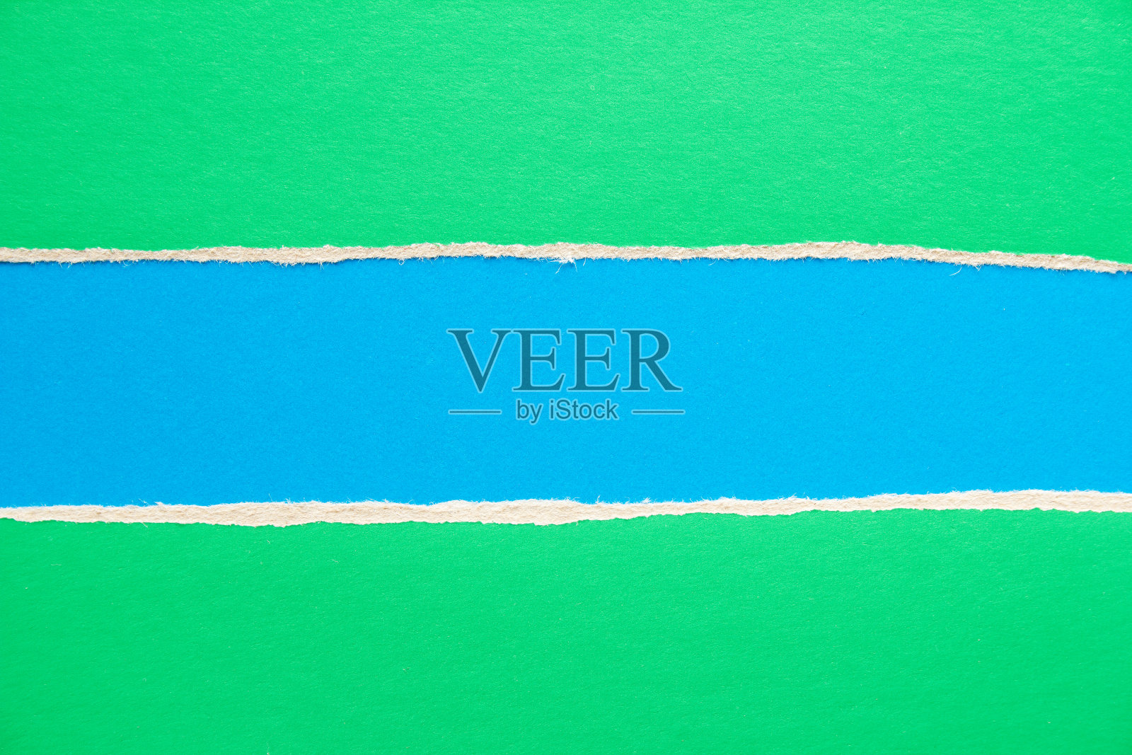 绿色和蓝色撕破和撕破纸板纸纹理背景。可用于文本。照片摄影图片