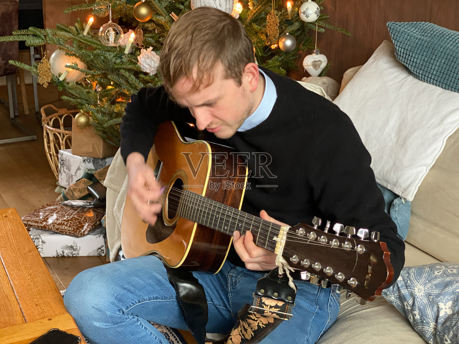 与家人一起制作音乐照片摄影图片