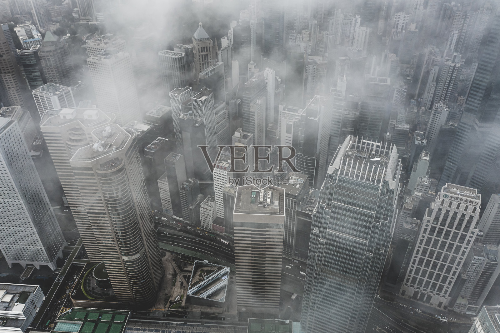 无人机拍摄大雾弥漫的香港照片摄影图片