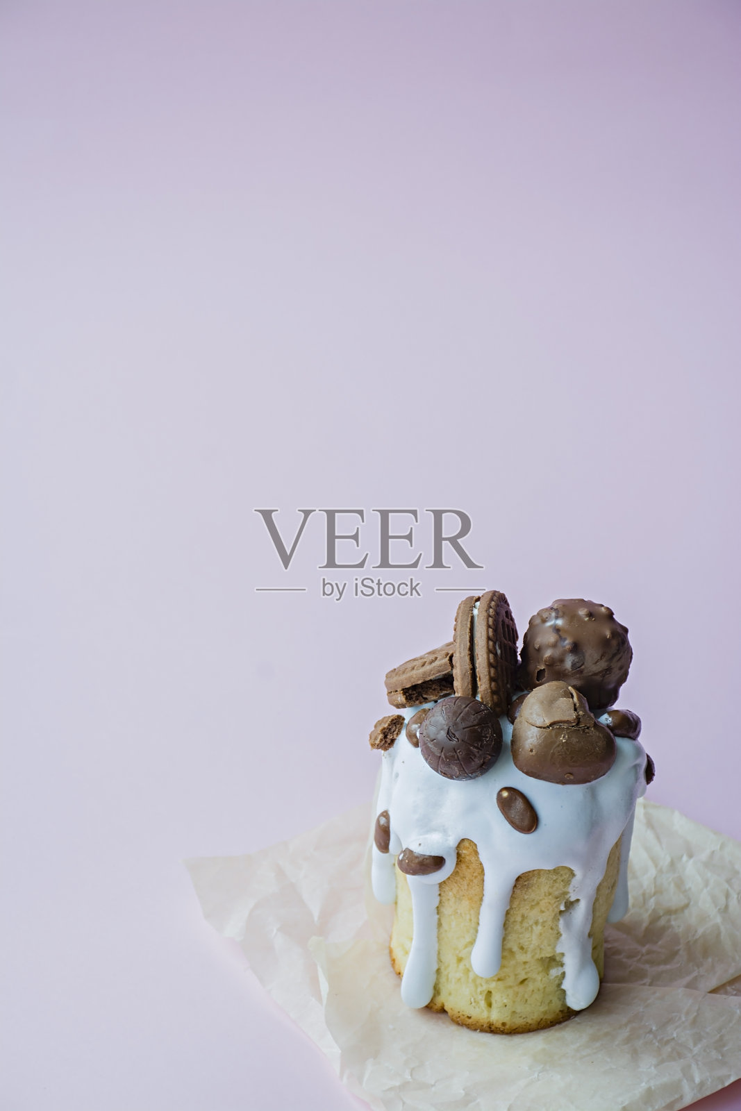 复活节，用巧克力和饼干装饰的复活节蛋糕。传统的库利希复活节面包。纪念基督复活的春天节日。粉红色的背景。文本。照片摄影图片