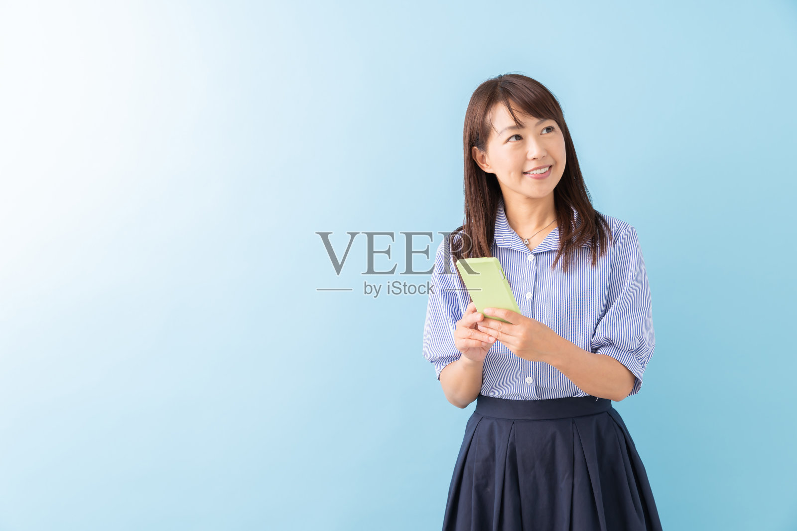 使用智能手机的女人照片摄影图片