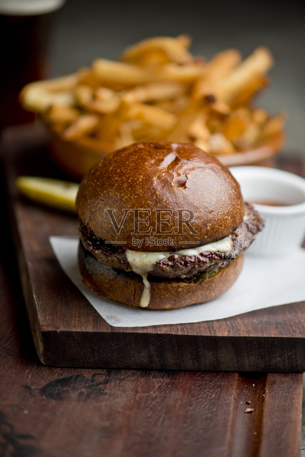 芝士汉堡加瑞士芝士和炸薯条照片摄影图片