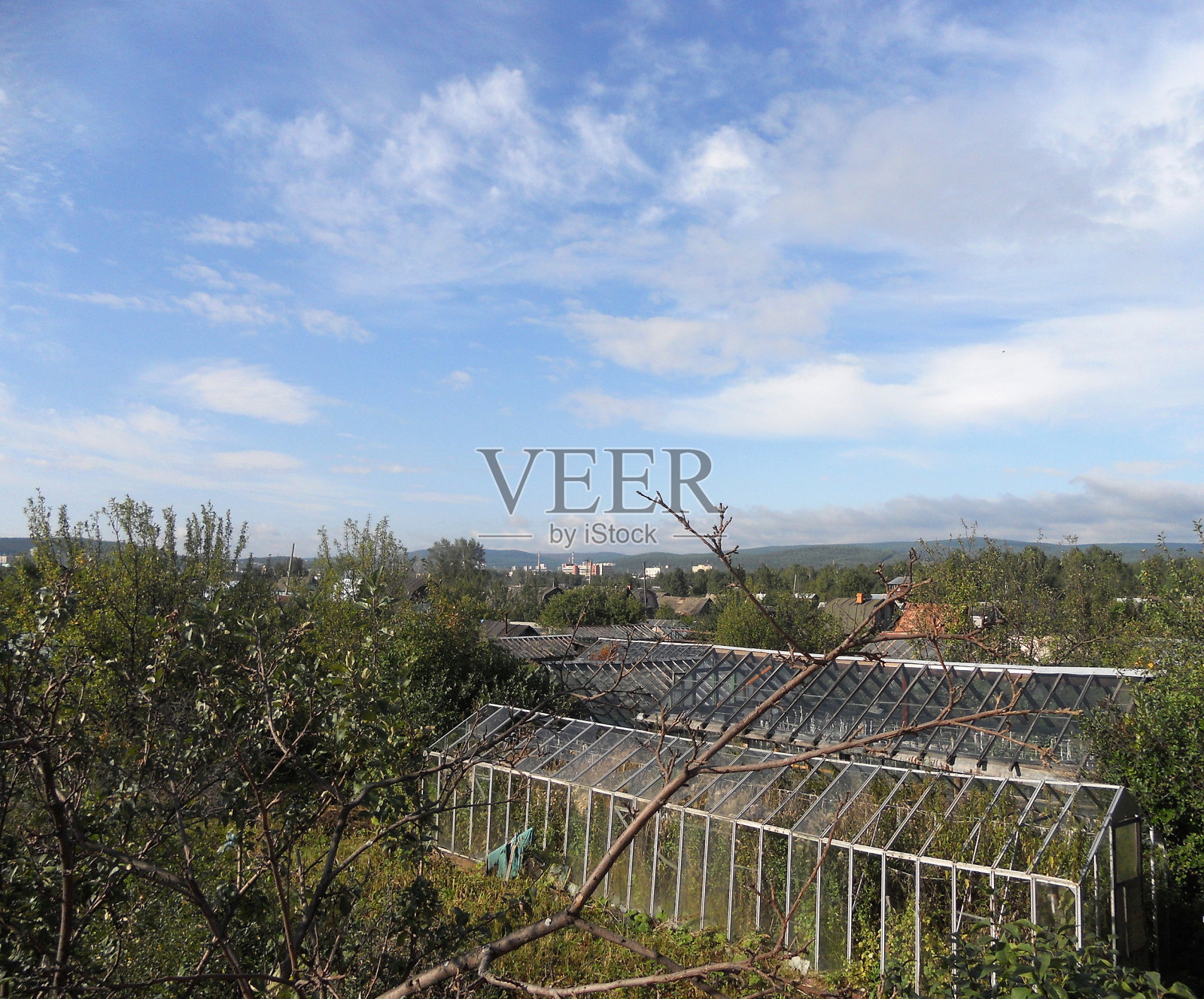 在乡下种植蔬菜的温室。温室花园。神奇的多云的景观。照片摄影图片