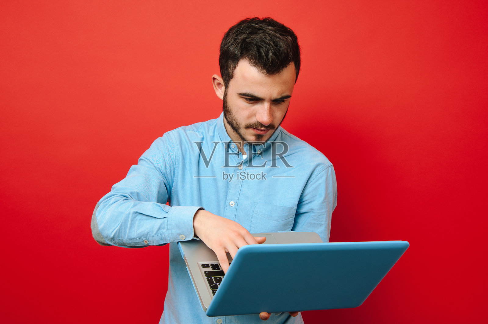 一个年轻人在笔记本电脑前工作的样子照片摄影图片