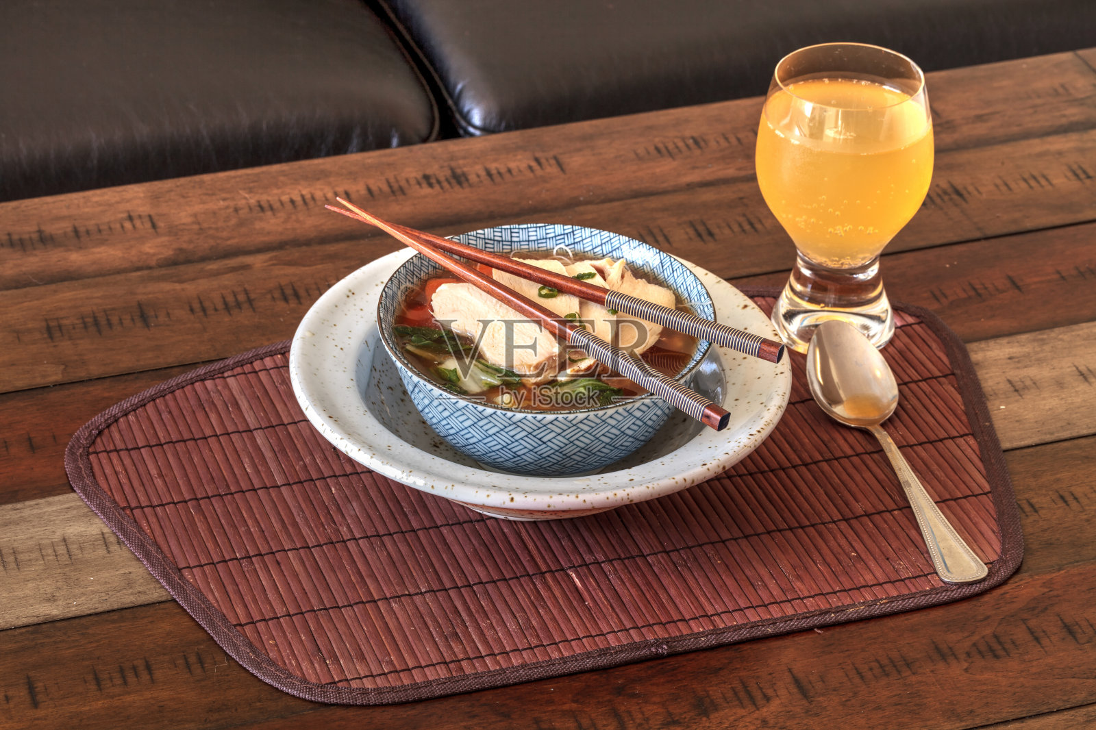 亚洲鸡肉汤面照片摄影图片