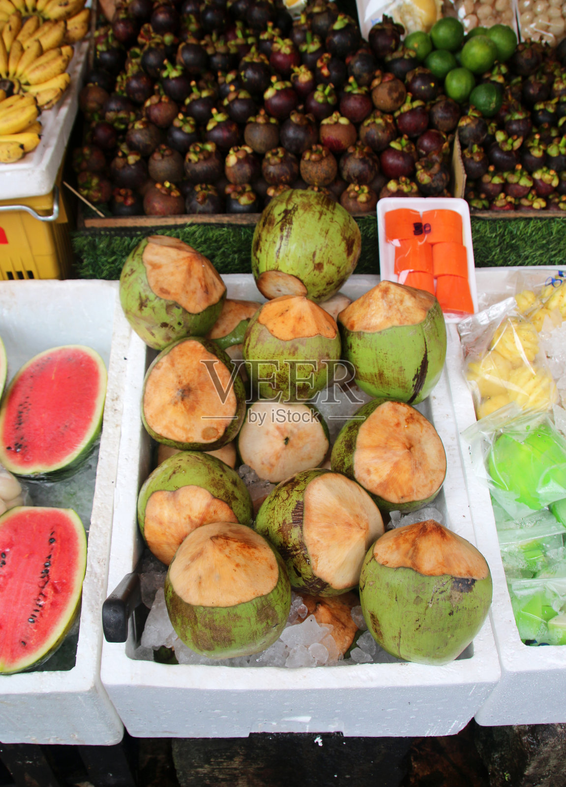 泰国街头小贩小摊上的新鲜水果照片摄影图片