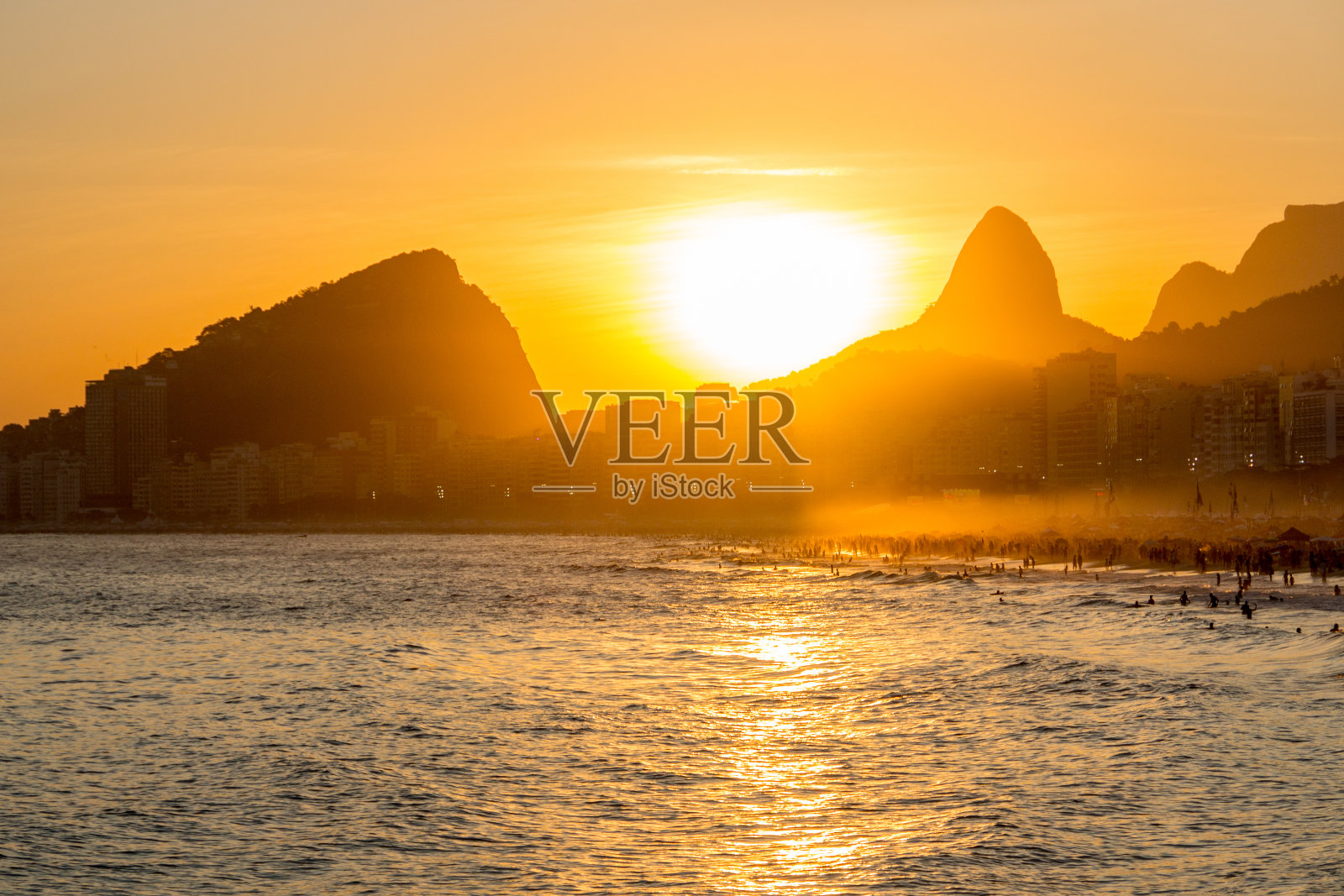 里约热内卢科帕卡巴纳的莱姆海滩日落照片摄影图片