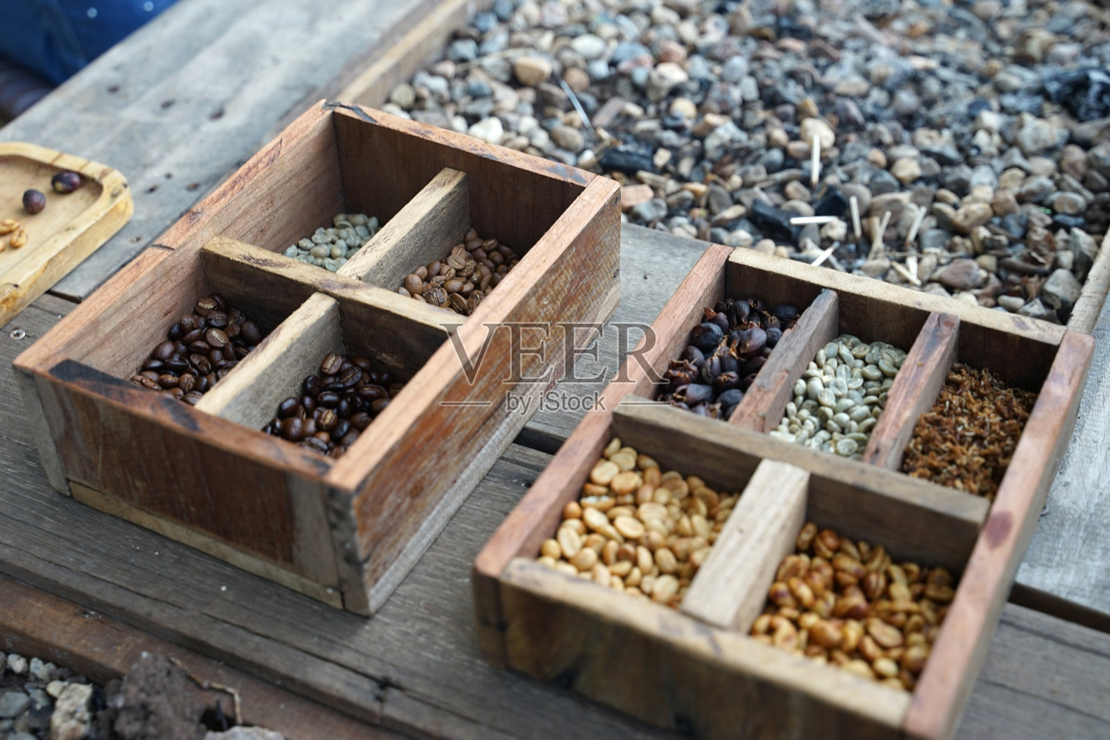近距离观察木盒里的干咖啡豆照片摄影图片
