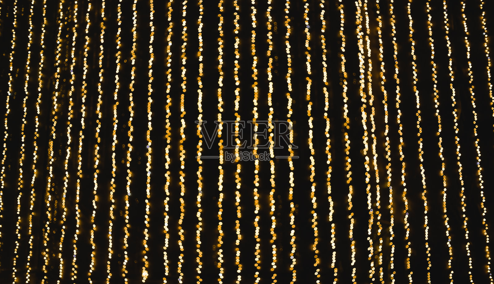 装饰户外的串灯在晚上的时间，散焦背景，夜晚城市生活的背景，派对时间与黄色散焦球照片摄影图片