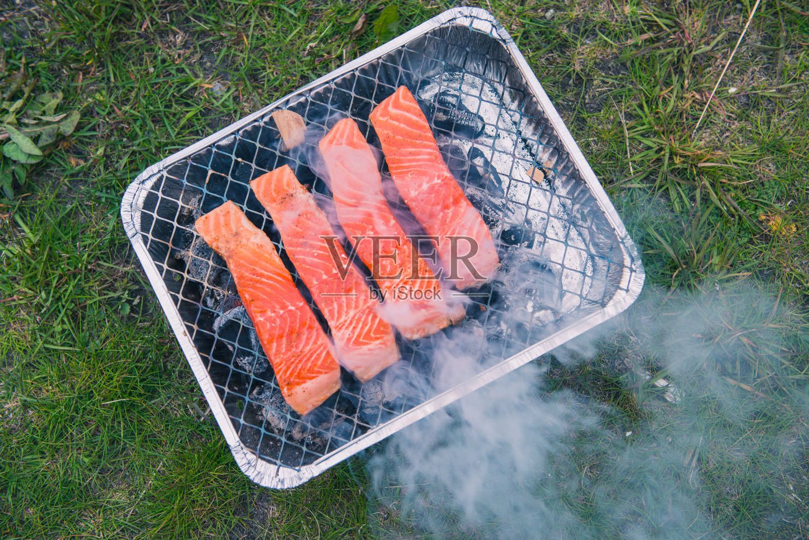 挪威鲑鱼在户外烧烤照片摄影图片