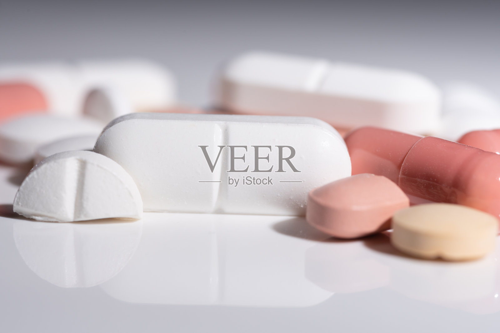 白色表面上的各种药丸照片摄影图片