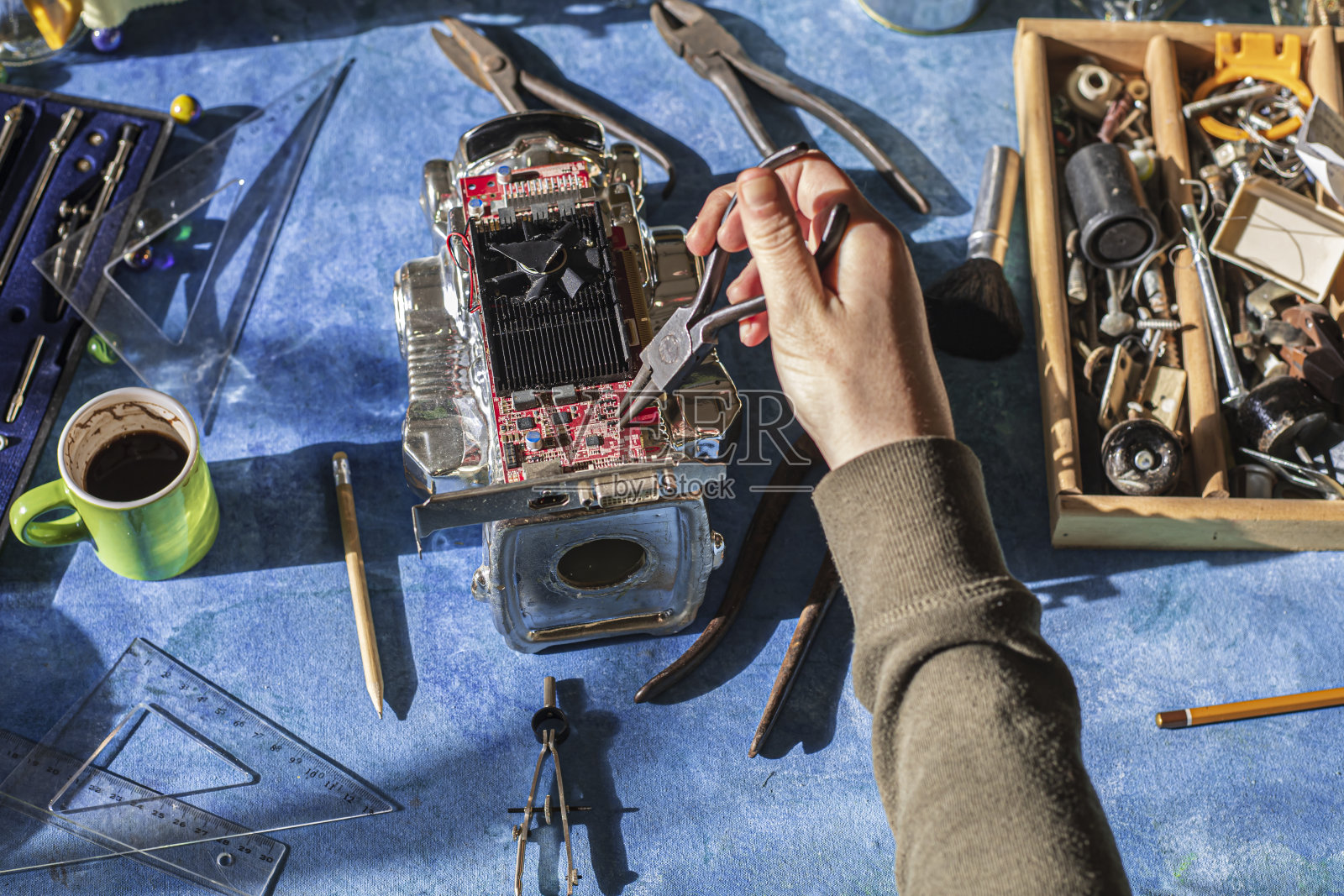 创意女工匠制作机器人模型照片摄影图片