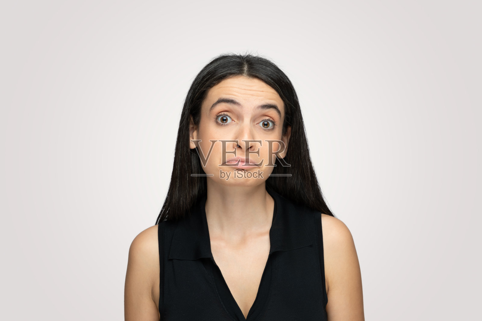 年轻的女人表明他不知道照片摄影图片