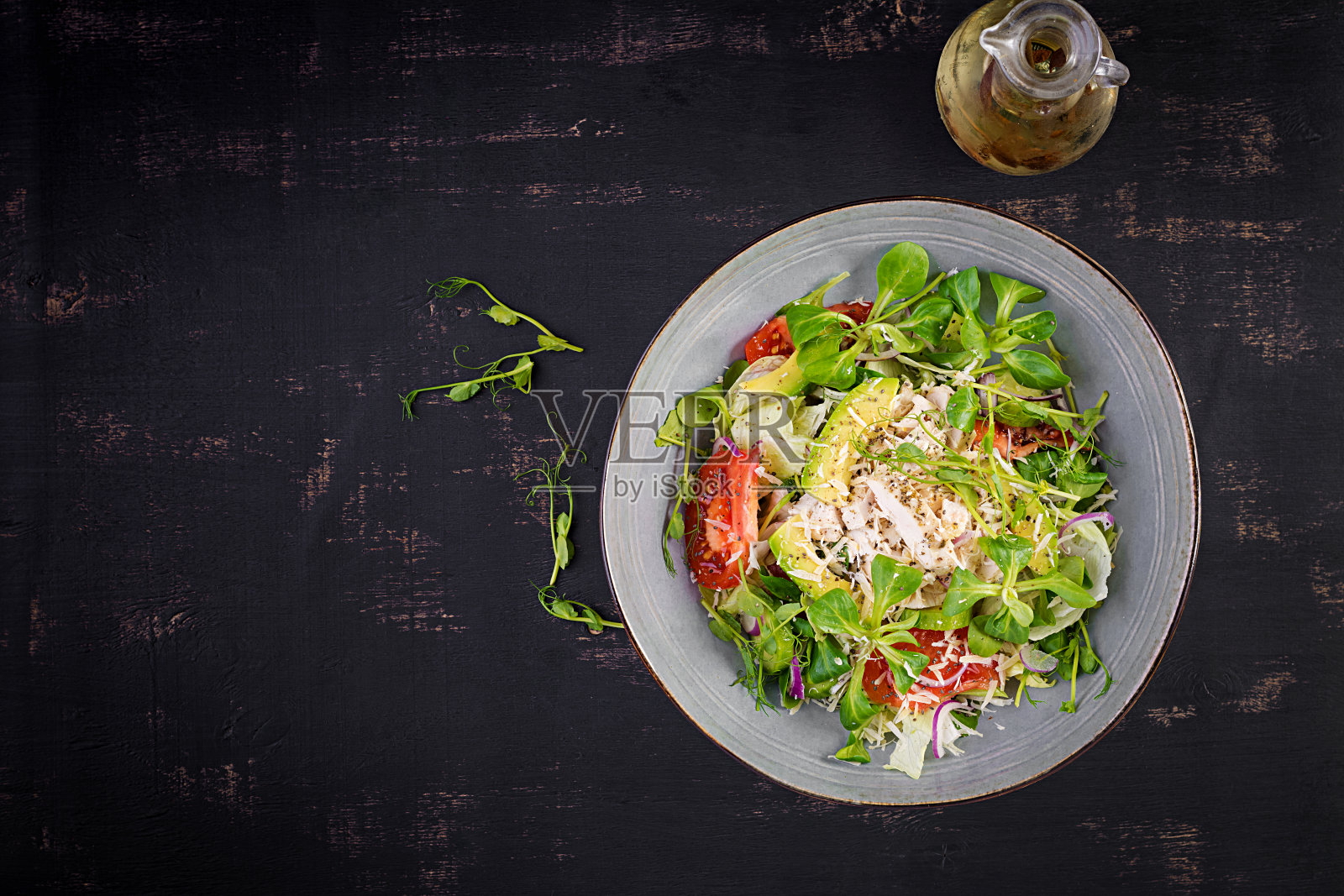 新鲜的鸡胸肉沙拉，玉米沙拉，黄瓜，鳄梨和番茄。鸡肉沙拉。意大利菜。健康食品的概念。顶视图,开销照片摄影图片