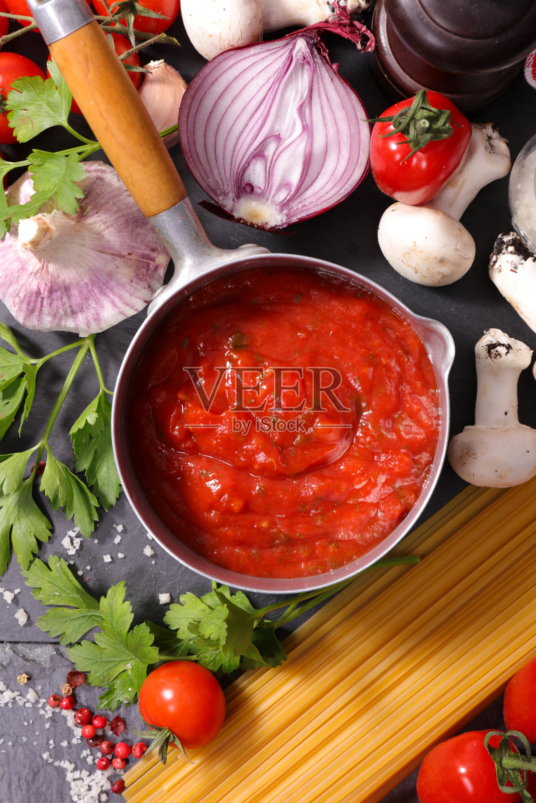 在平底锅中加入番茄酱和调料照片摄影图片