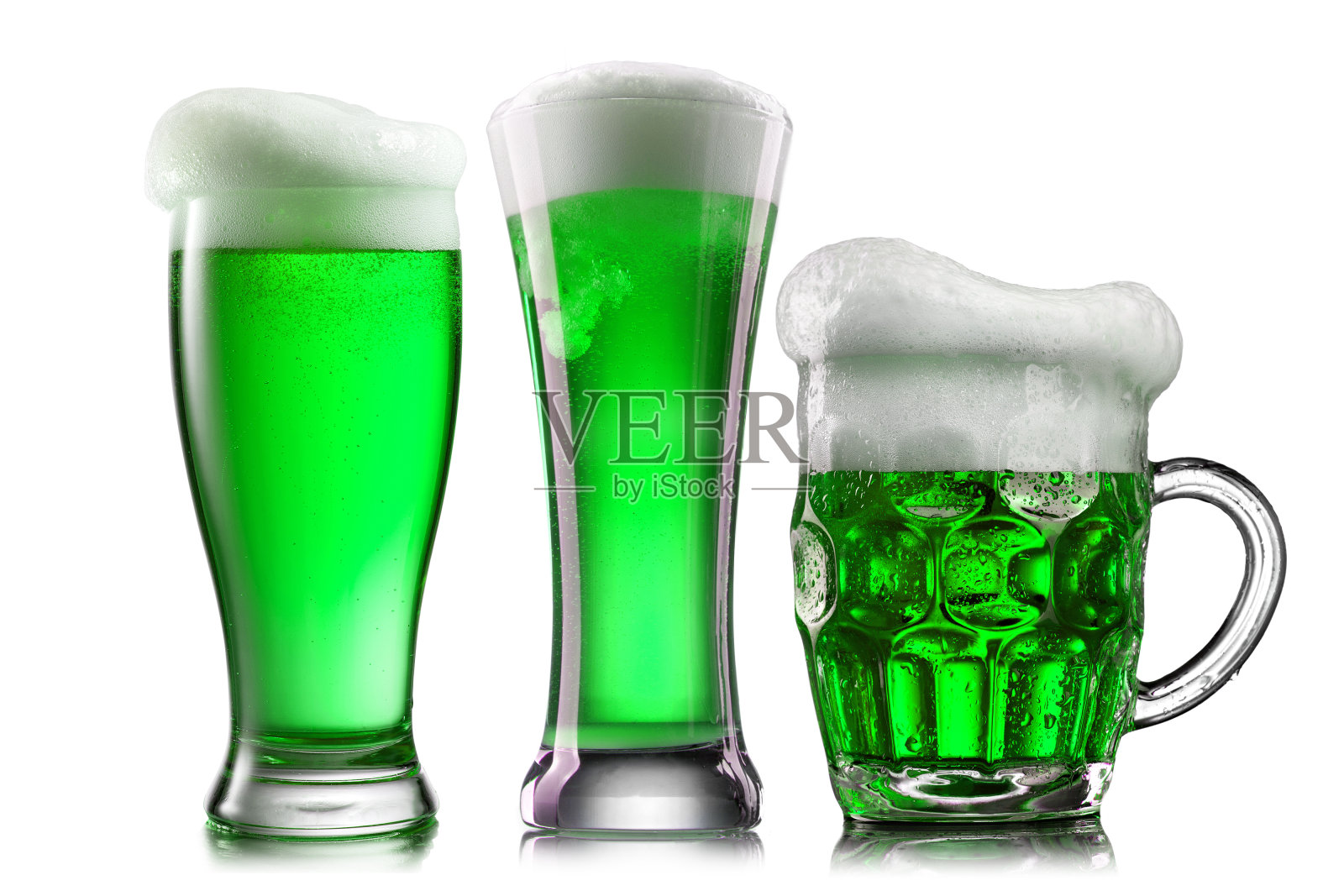 不同杯子里的天然有机绿色啤酒照片摄影图片