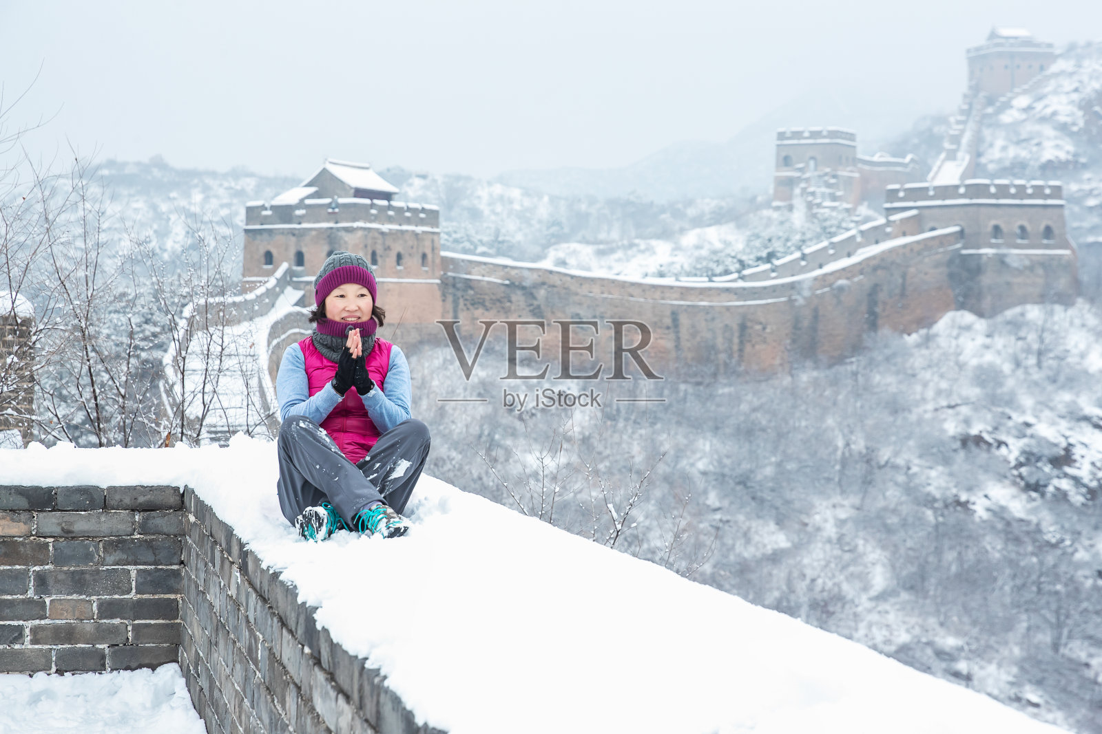 在长城上的中国女人和雪花照片摄影图片
