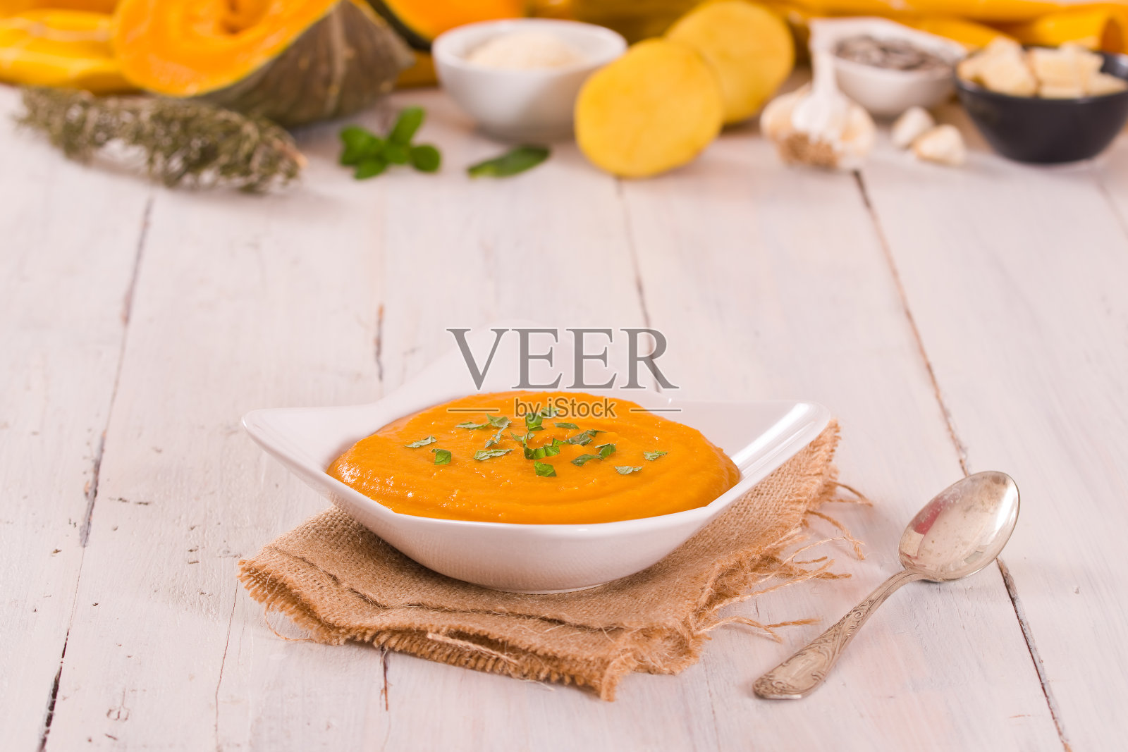 南瓜奶油汤。照片摄影图片