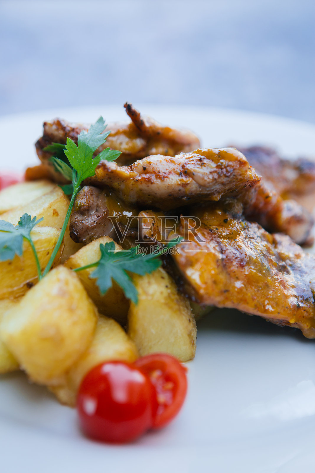 白盘子上的土豆鸡肉照片摄影图片