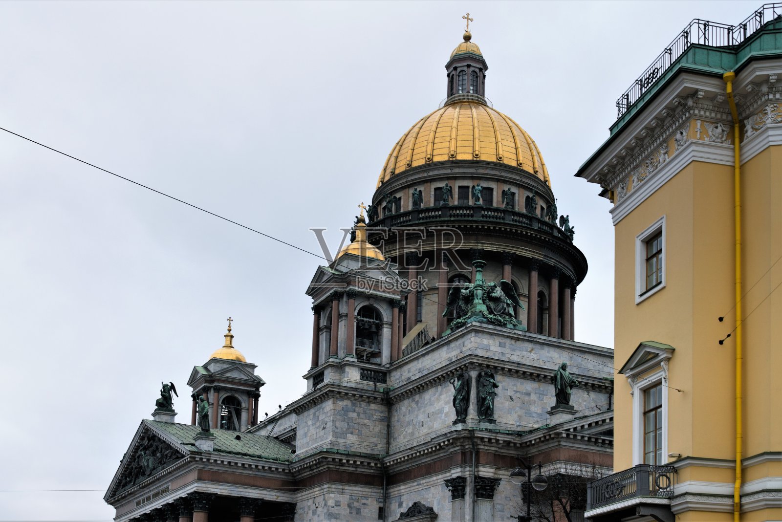 俄罗斯圣彼得堡，2020年1月。冬天天空背景上的圣以撒大教堂的镀金圆顶。照片摄影图片