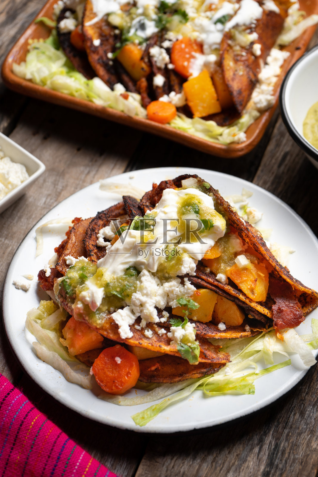 墨西哥红玉米卷配土豆和猪肉香肠也叫波托西纳斯在木制背景上照片摄影图片