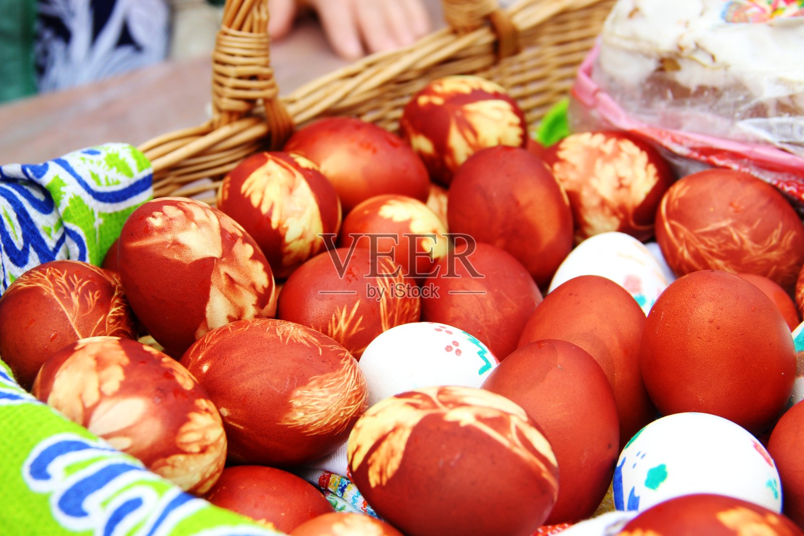 用洋葱皮和欧芹叶装饰在柳条篮子里的复活节彩蛋。东正教复活节，俄罗斯传统照片摄影图片