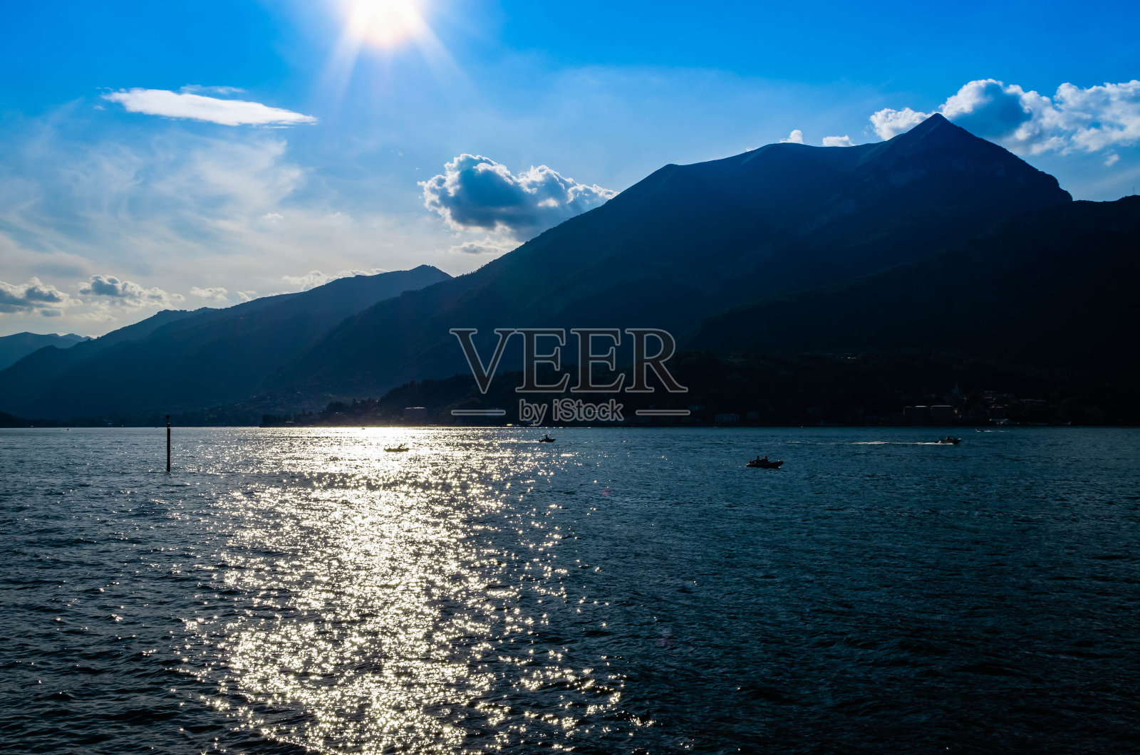 蓝色的湖和山照片摄影图片