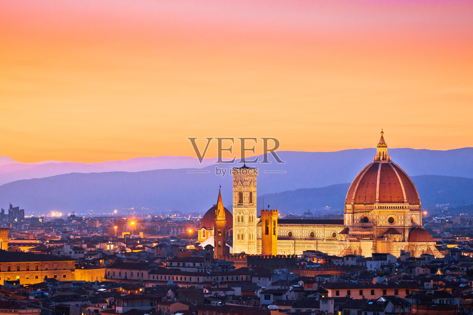 日落时分佛罗伦萨的彩色屋顶和主教座堂景观照片摄影图片