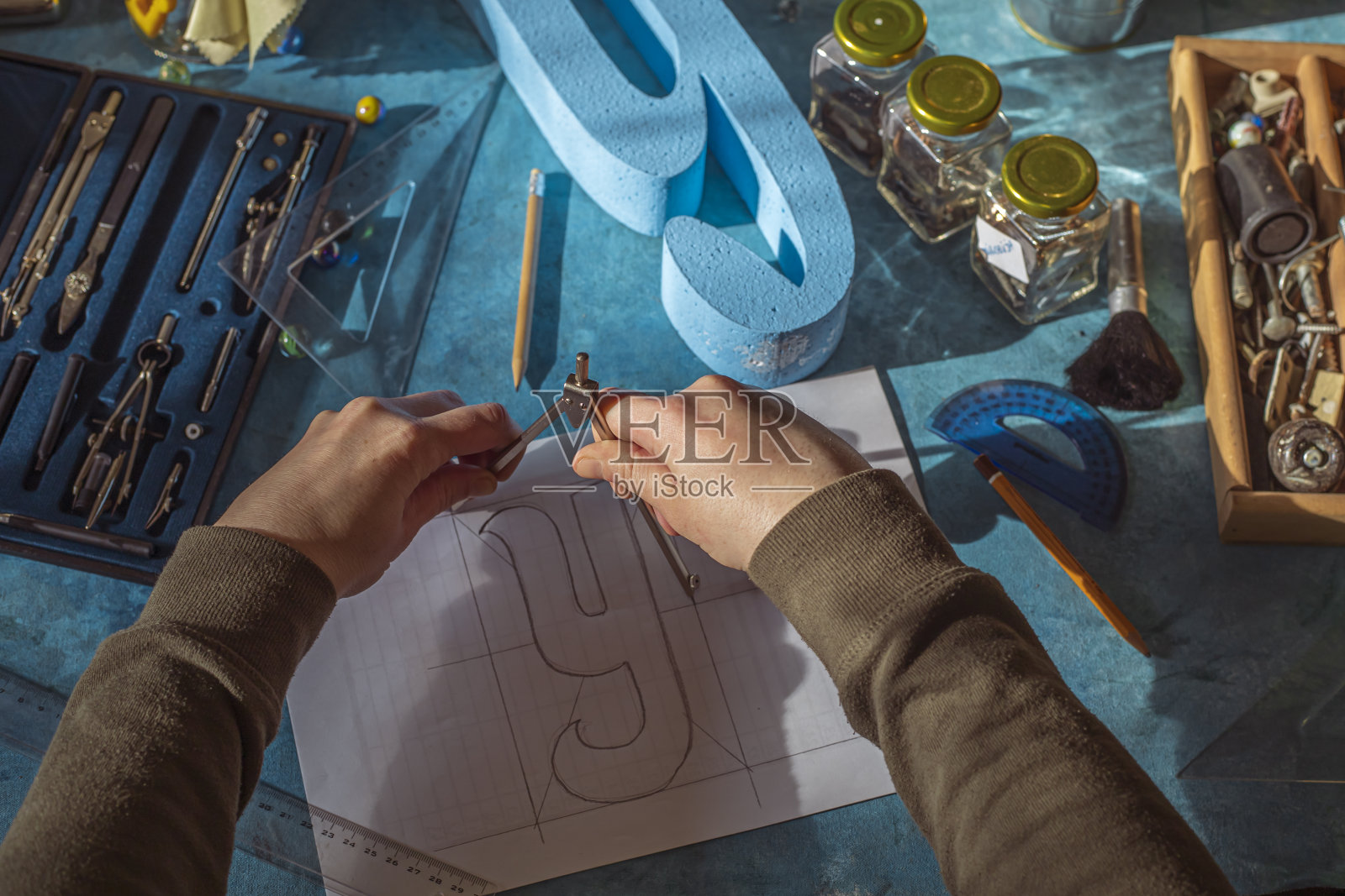 用回收材料制作的手工字母照片摄影图片