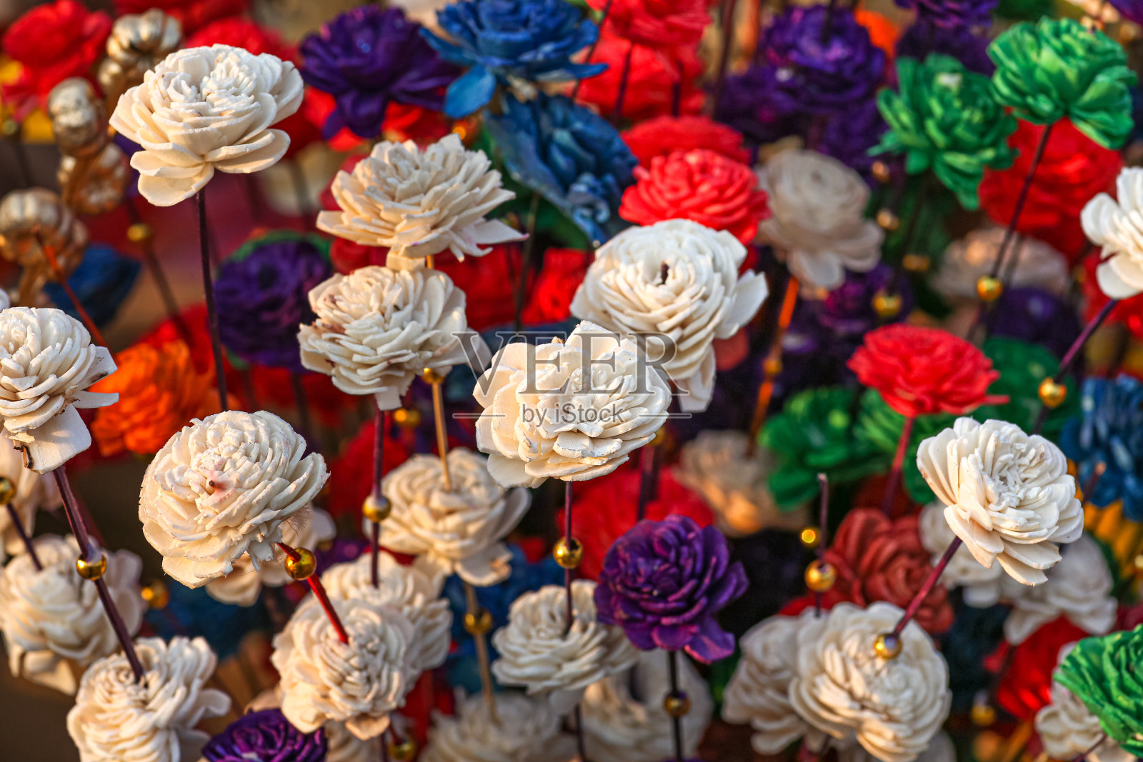 在手工艺品展上展示用纸制成的用于家庭装饰的手工彩色花朵照片摄影图片