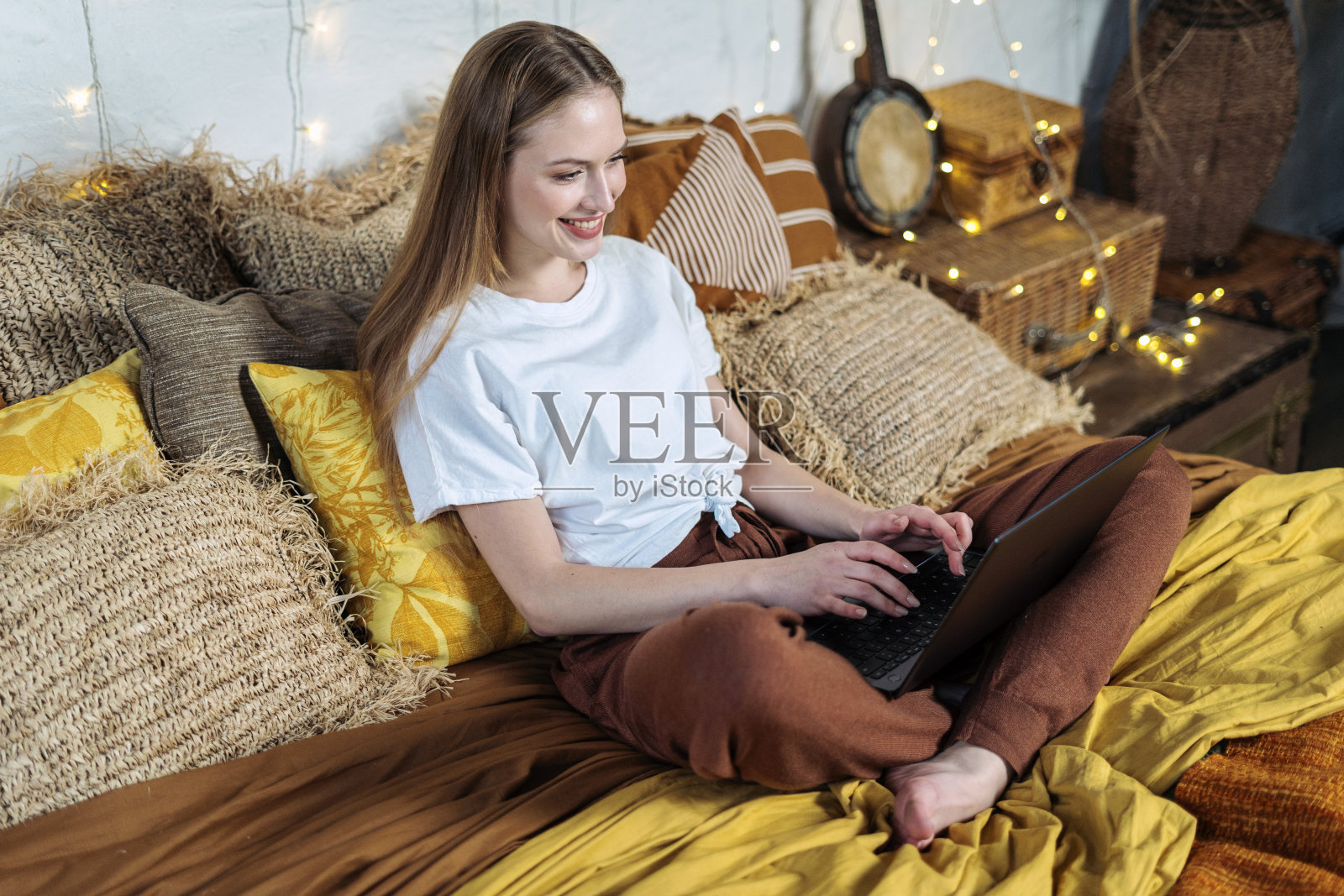 年轻的成年女孩在舒适的卧室里休息照片摄影图片